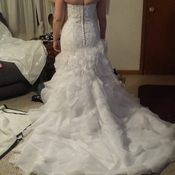 Mermaid style wedding dress with belt - Picture 4 of 8